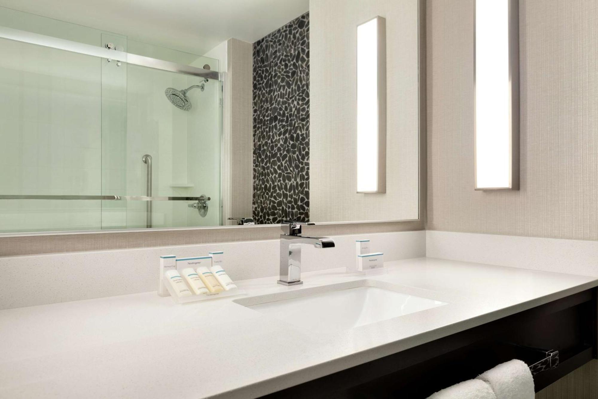 Hilton Garden Inn Купертино Экстерьер фото